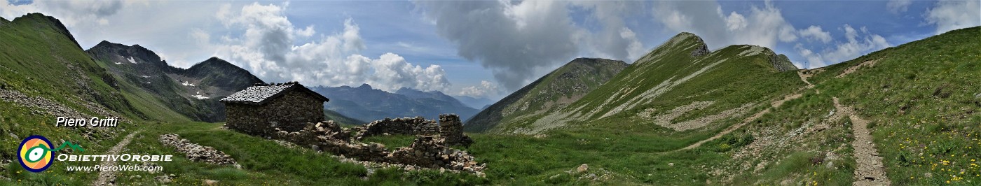 42 Bivacco Pedrinelli (2253 m) con vista a dx al Passo di Pubino (2368 m).jpg